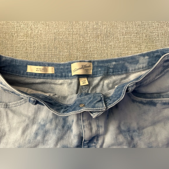 Womens jean shorts! - Picture 3 of 3